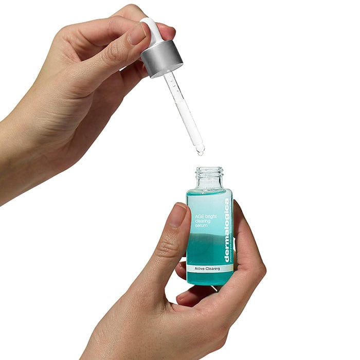 Hände mit Serum und Pipette