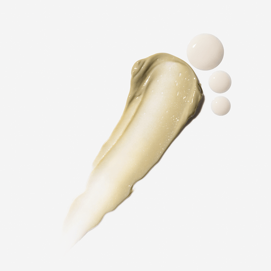 Ein Hauch von goldschimmerndem Powerbright Dark Spot System mit AHA + PHA für Dark Spot Peel isoliert auf weißem Hintergrund.