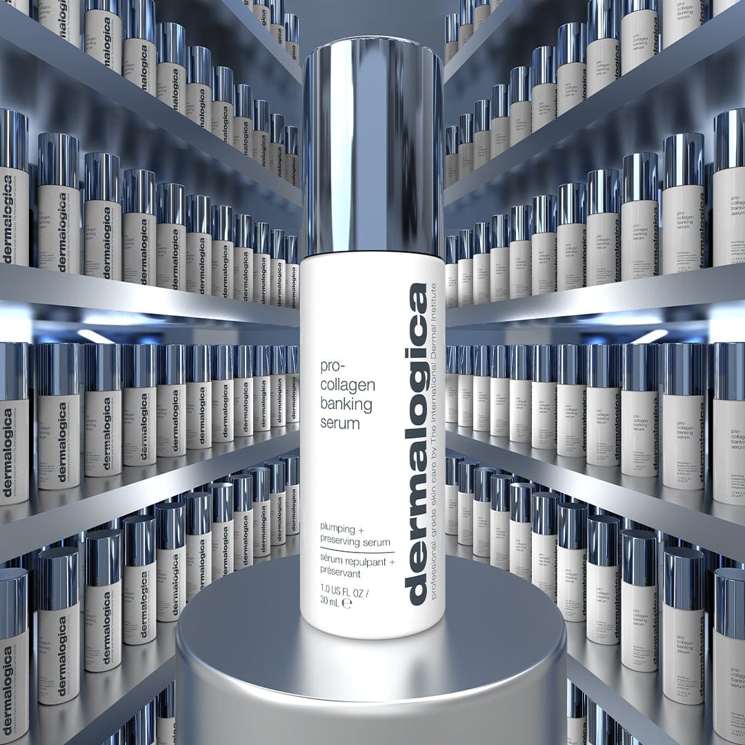 Eine Flasche Pro-Collagen Banking Serum, dessen Wirkung auf den Kollagenschutz klinisch erwiesen ist, wird prominent präsentiert, im Hintergrund stehen identische Flaschen auf Regalen.