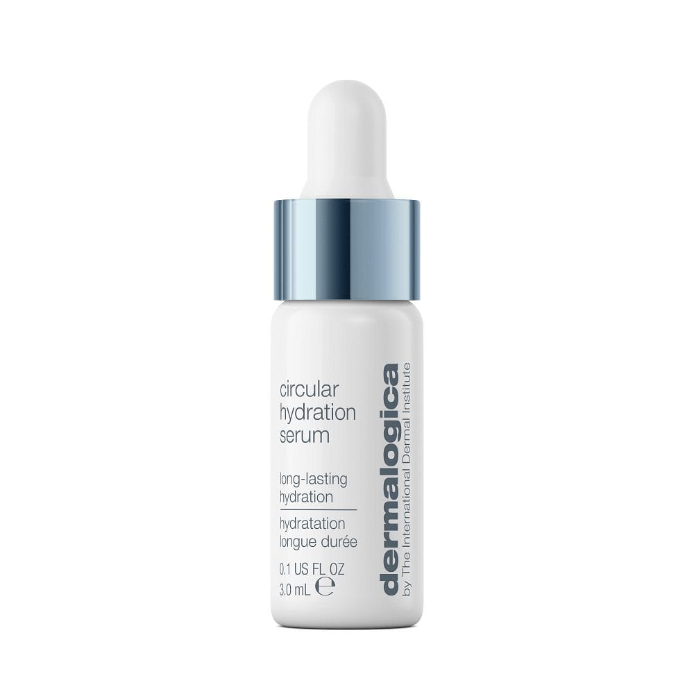 Eine weiße Flasche Circular Hydration Serum Mini mit einem silbernen Tropfverschluss, der Produktdetails und Branding zeigt. KEIN VERKAUFSPRODUKT, nicht bestellbar.