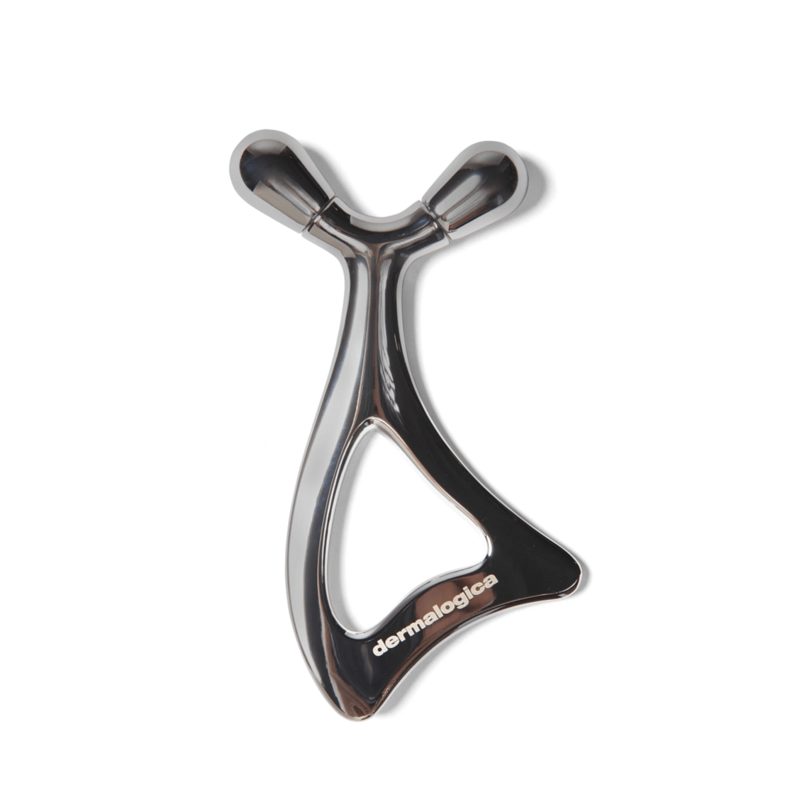 Das Sculpting Tool gratis ist ein metallisches Gesichtsformungswerkzeug mit zwei abgerundeten Enden, einem offenen dreieckigen Griff und dem eingravierten Markennamen Dermalogica.