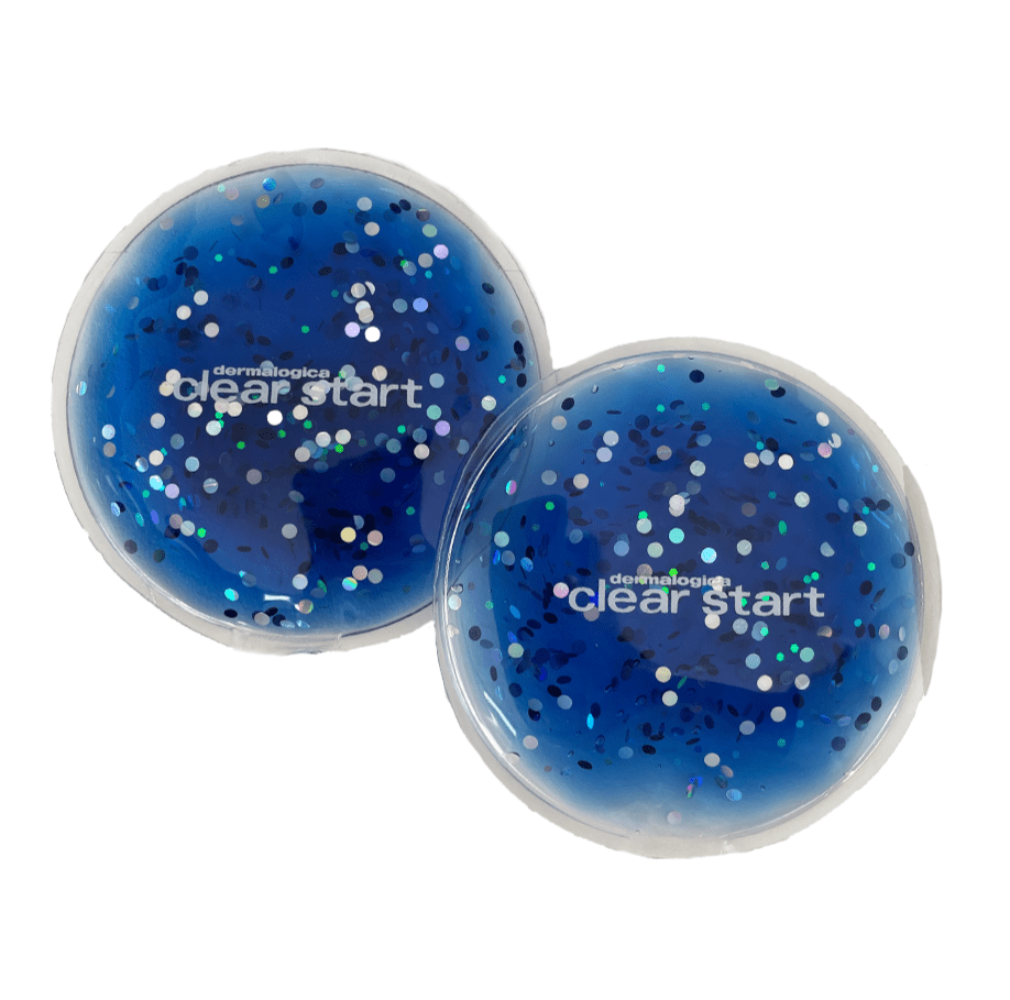 Zwei blaue Gelpackungen mit Glitzer, beschriftet mit „Glitter Eye Patches – Dein Geschenk“, bieten ein strahlendes Hautpflegeerlebnis. Kein Verkaufsprodukt, diese Packungen sind so konzipiert, dass sie faszinieren, ohne dass ein Kaufzwang entsteht.