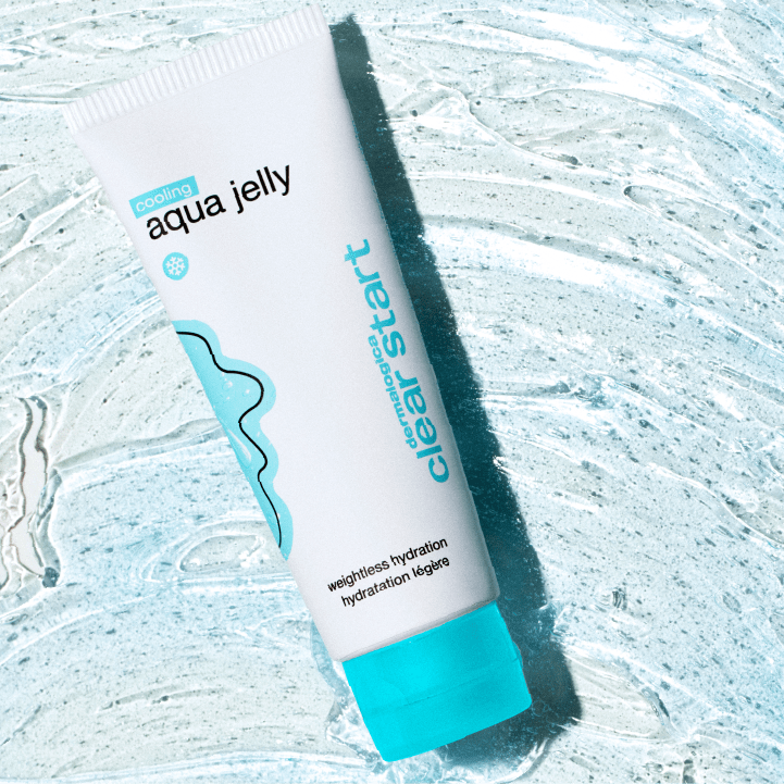 Tube von Cooling Aqua Jelly Feuchtigkeitsgel auf einem blauen Hintergrund mit nasser Textur.