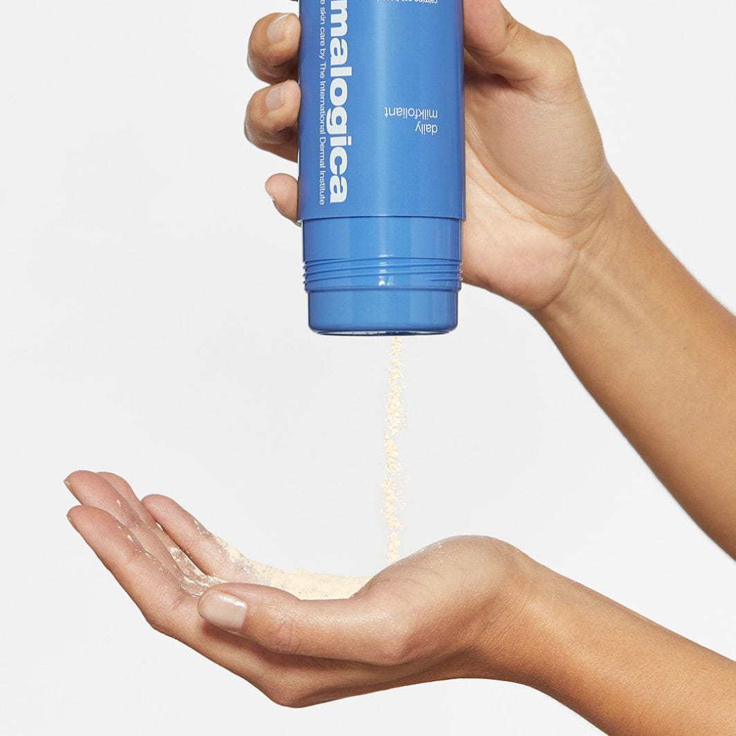 Hand hält eine blaue Dose der Marke , aus der ein Puderprodukt in die andere Hand geschüttet wird.