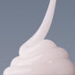 Eine Nahaufnahme eines Wirbels aus Pro-Collagen Banking Serum, geeignet für verschiedene Hauttypen, vor einem schlichten grauen Hintergrund.