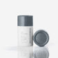 Das Set aus Clarifying Body Spray + Daily Microfoliant ist aufrecht stehend und liegend mit weißem Puder abgebildet, ideal um Pickel am Körper zu bekämpfen, alles hervorgehoben vor einem strahlend weißen Hintergrund.