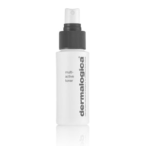 Auf einem schlichten weißen Hintergrund ist eine weiße Sprühflasche mit der Aufschrift „Multi-Active Toner Luxus-Probe“ und einer schwarzen Düse sowie dem Aufdruck „KEIN VERKAUFSPRODUKT“ abgebildet.