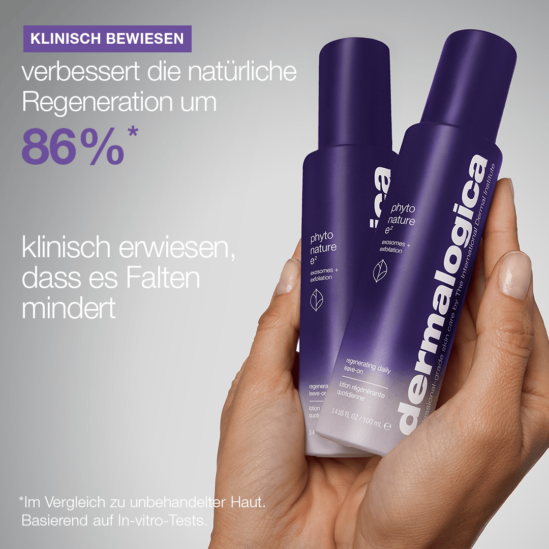 Zwei Hände halten zwei lilafarbene Flaschen mit Phyto Nature E2 Exosom Treatment. Der deutsche Text hebt den klinischen Nachweis einer um 86 % verbesserten Hautregeneration und Faltenreduktion dank der innovativen Exosom-Technologie hervor.