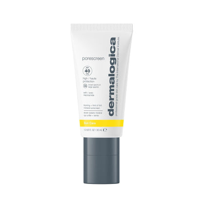 Sonnenschutzcreme in einer weißen Tube mit gelb-grauen Akzenten auf weißem Hintergrund.