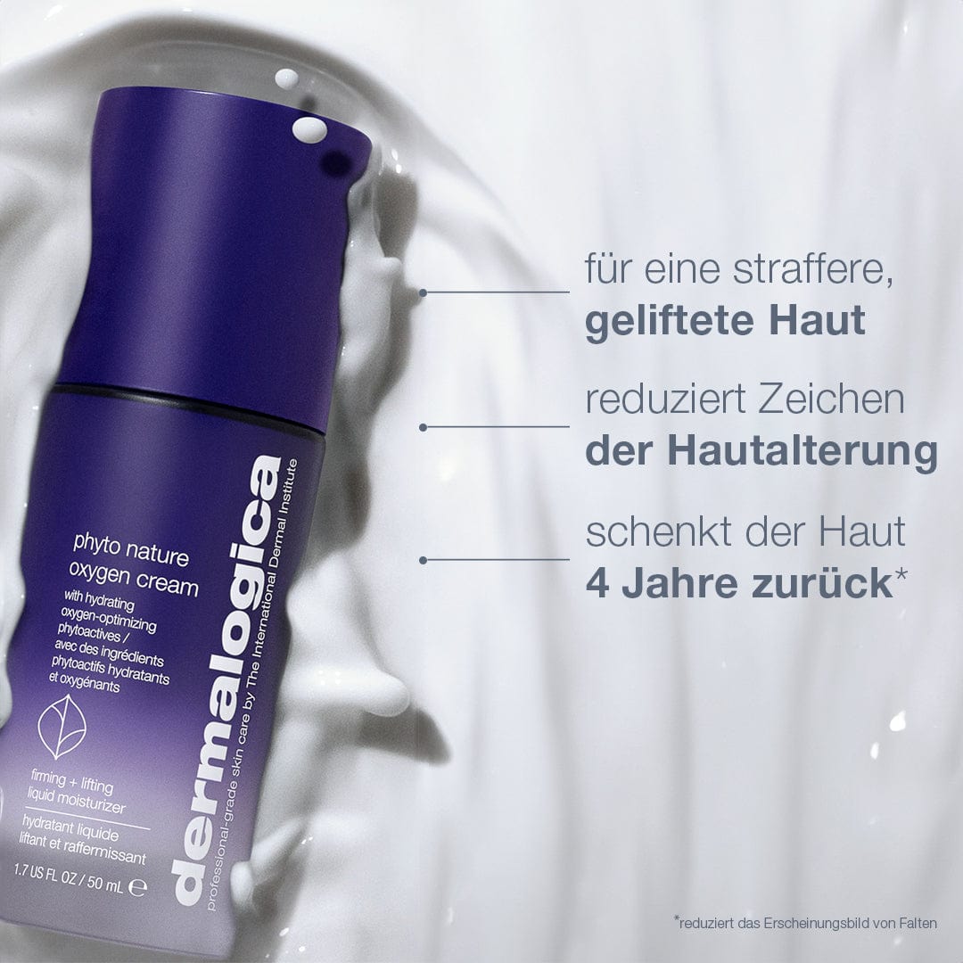 Ein violetter Flakon der Phyto Nature Lifting Eye Cream + Phyto Nature Oxygen Cream ruht auf einer silbernen Fläche, auf der ein deutscher Text die Anti-Aging- und straffende Feuchtigkeitspflege hervorhebt.