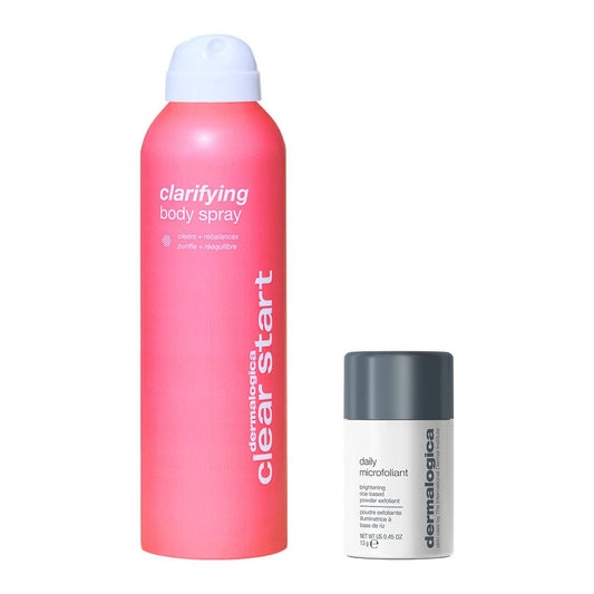 Eine rosa Flasche Clarifying Body Spray steht neben einem kleinen Behälter Daily Microfoliant, beide vor einem strahlend weißen Hintergrund.
