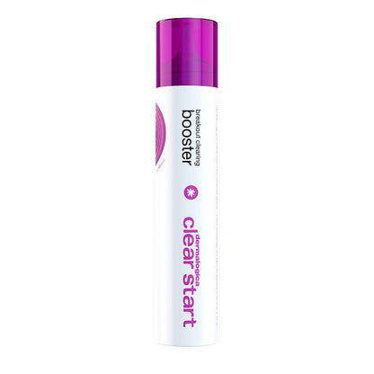 Eine weiße, zylindrische Flasche mit violettem Deckel und der Aufschrift „Breakout Clearing Booster 30 ml“ der Marke „“, mit hautberuhigenden botanischen Wirkstoffen für eine verstärkte beruhigende Wirkung.