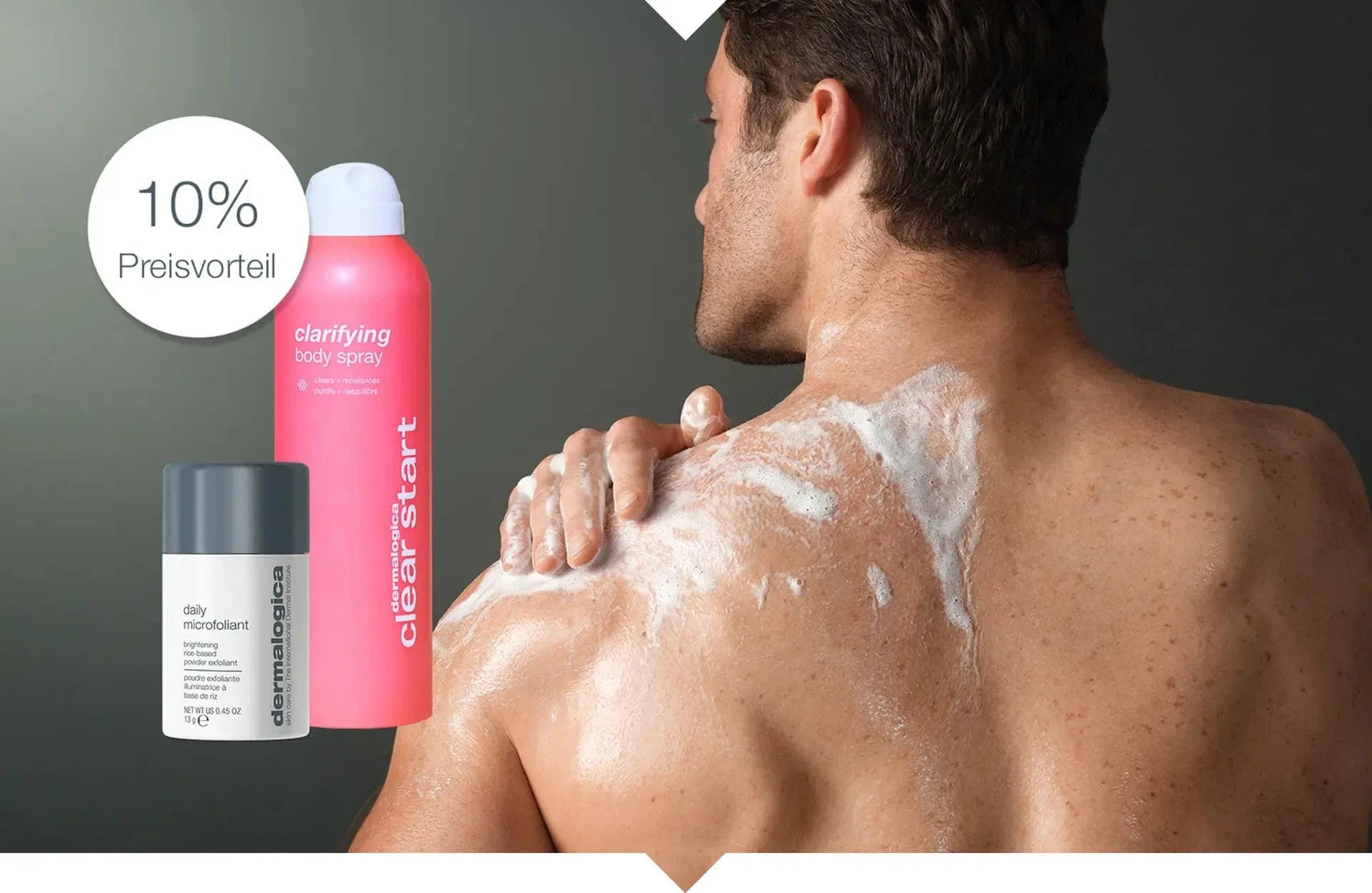 Ein Mann wäscht sich den Rücken, während die Produkte Clarifying Body Spray + Daily Microfoliant neben einem „10 % Preisvorteil“-Etikett ausgestellt sind.