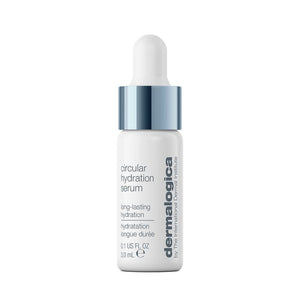 Eine weiße Flasche Circular Hydration Serum Mini mit einem silbernen Tropfverschluss, der Produktdetails und Branding zeigt. KEIN VERKAUFSPRODUKT, nicht bestellbar.
