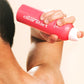 Model zeigt Anwendung des Clarifying Body Sprays auf den Rücken dank 360 Grad Sprühsystem.