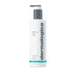 Flasche mit Clearing Skin Wash Gesichtsreiniger auf weißem Hintergrund.