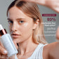 Eine Frau trägt das Dynamic Skin Strengthening Serum auf und präsentiert die Flasche. Der deutsche Text zeigt, dass 93 % der Befragten in einem klinischen Test sofort gepflegte, hydratisierte Haut verspürten. Dank der BioShield-Technologie steigert dieses Serum mühelos die Hautelastizität.