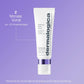 Eine Tube „Stabilizing Repair Serum“ mit kolloidalem Hafermehl steht aufrecht auf einem violetten Hintergrund, auf dem in deutscher Sprache darauf hingewiesen wird, dass das Produkt für eine Anwendungsdauer von zwei Monaten ausgelegt ist und zur Stärkung der Hautbarriere beiträgt.