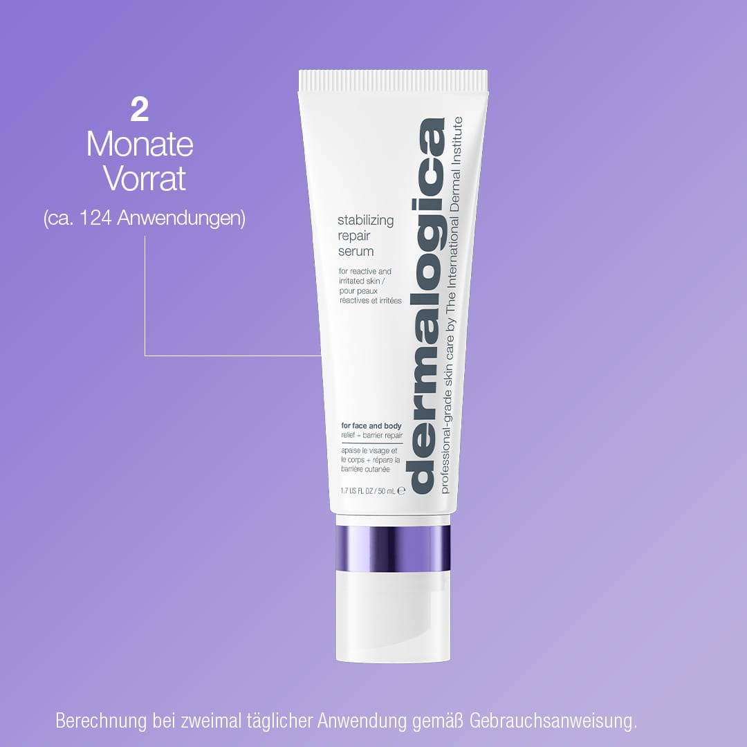 Eine Tube „Stabilizing Repair Serum“ mit kolloidalem Hafermehl steht aufrecht auf einem violetten Hintergrund, auf dem in deutscher Sprache darauf hingewiesen wird, dass das Produkt für eine Anwendungsdauer von zwei Monaten ausgelegt ist und zur Stärkung der Hautbarriere beiträgt.