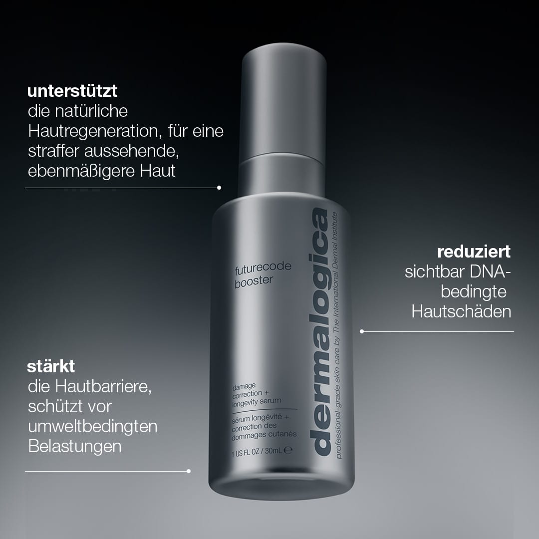 Abgebildet ist eine Flasche FutureCode Booster mit einem deutschen Text, der die Unterstützung der Hautregeneration, den Schutz der Hautbarriere und die Reduzierung sichtbarer DNA-bedingter Hautschäden für eine fortschrittliche Anti-Aging-Pflege hervorhebt.