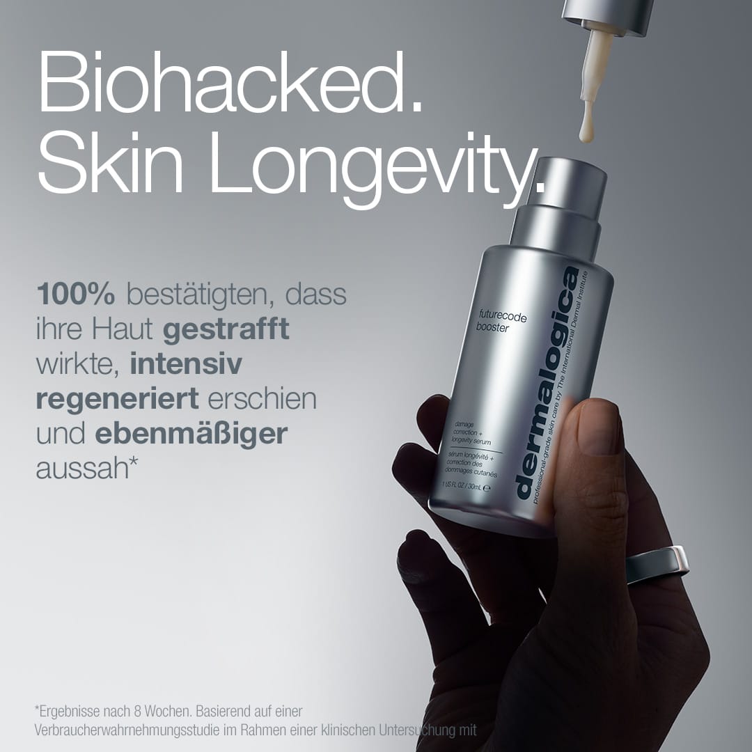 Eine Hand hält eine Flasche FutureCode Booster, während eine andere das Serum verteilt; der deutsche Text hebt die Hautregeneration und die Vorteile für ein gleichmäßiges Aussehen und die Bekämpfung der Hautalterung hervor.