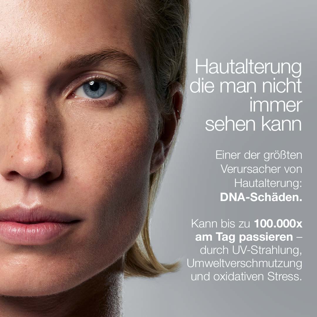 Nahaufnahme des Gesichts einer Frau mit deutschem Text über DNA-Schäden durch UV-Strahlen, Umweltverschmutzung und Stress - bis zu 100.000 Mal täglich -, die zu Hautalterung führen. Betont die Rolle von FutureCode Booster bei der intensiven Hautregeneration.