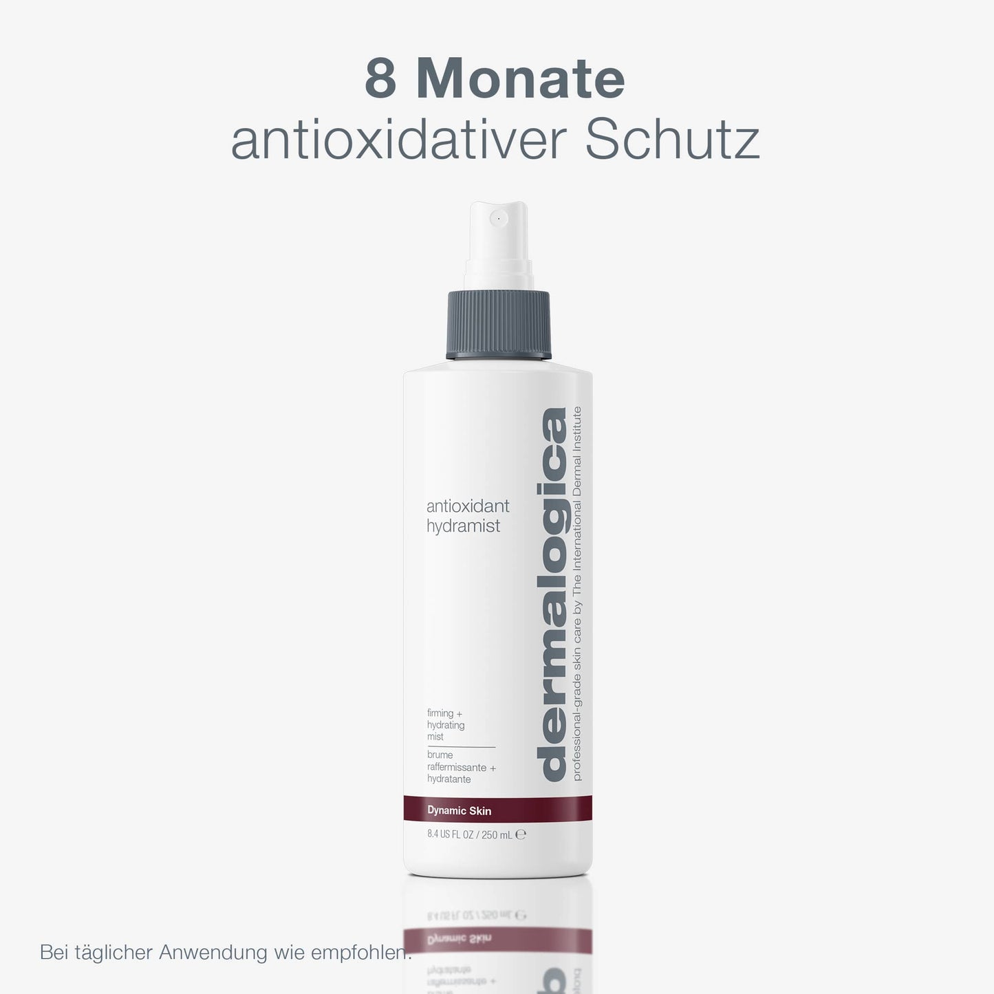 Eine weiße Sprühflasche mit Antioxidant HydraMist steht in der Mitte auf einem hellen Hintergrund, mit einem deutschen Text, der den 8-monatigen antioxidativen Schutz und die straffende Wirkung als Gesichtsnebel erwähnt.