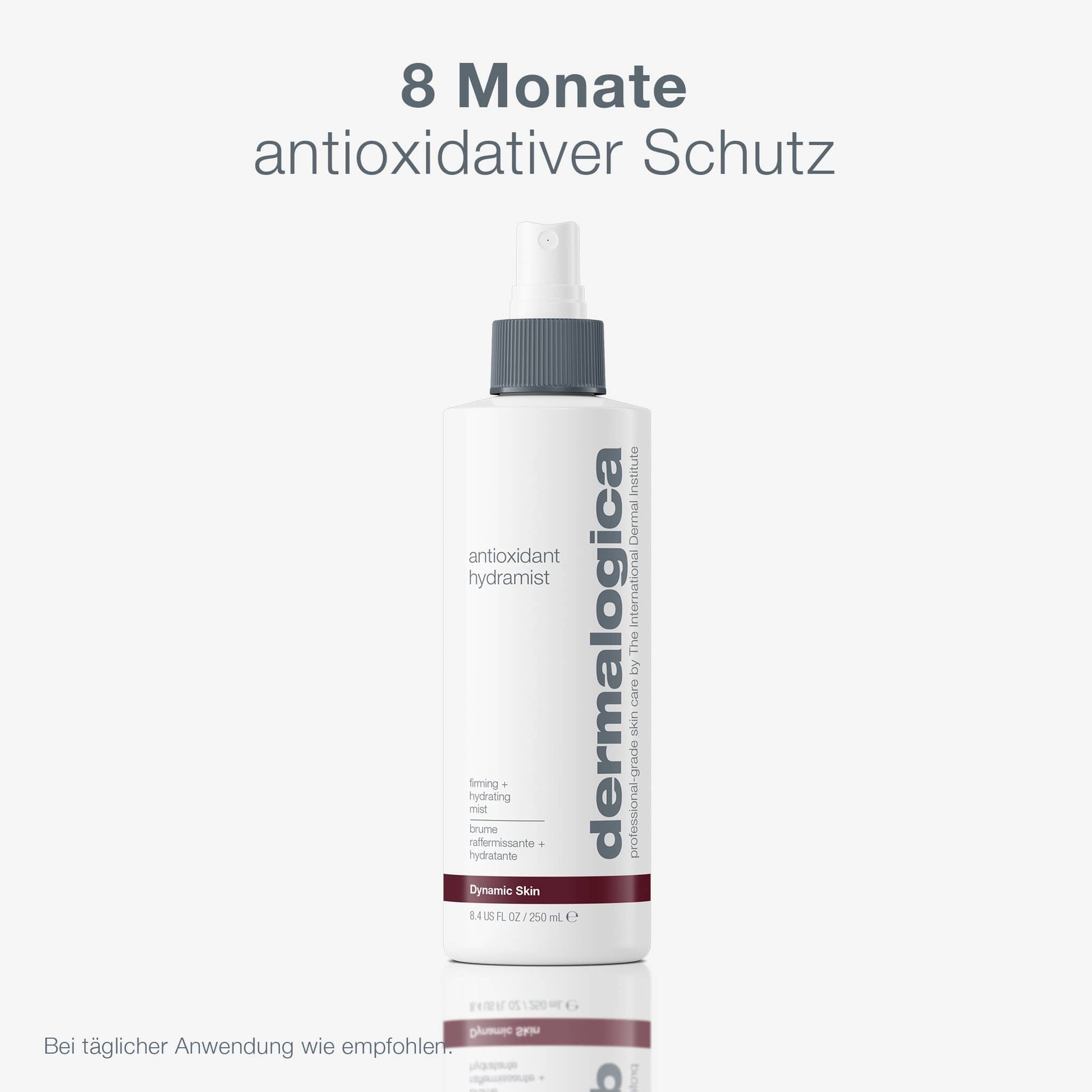 Eine weiße Sprühflasche mit Antioxidant HydraMist steht in der Mitte auf einem hellen Hintergrund, mit einem deutschen Text, der den 8-monatigen antioxidativen Schutz und die straffende Wirkung als Gesichtsnebel erwähnt.