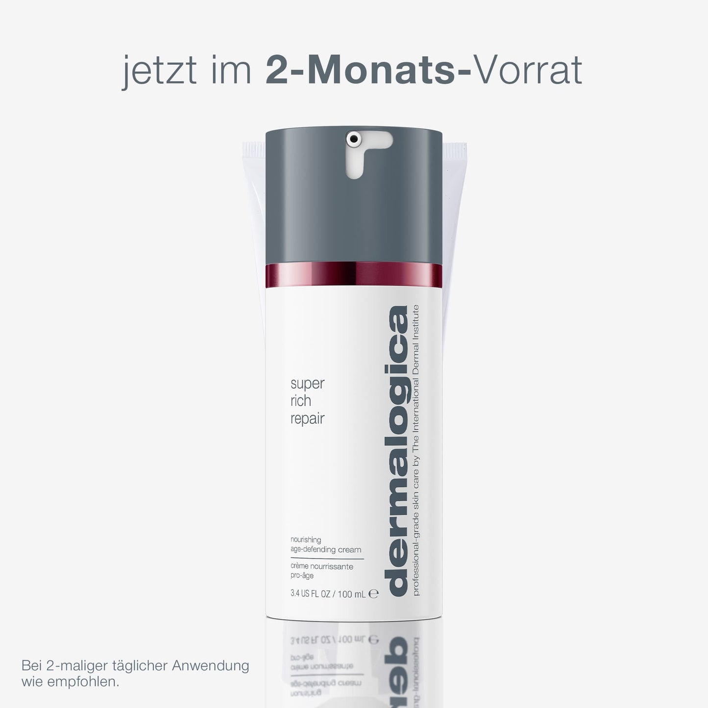 Super Rich Repair ist ein hochkonzentrierter Moisturizer in silberner und bordeauxfarbener Pumpflasche. Die Verpackung weist auf einen 2-Monatsvorrat hin und empfiehlt tägliche Feuchtigkeitspflege für trockene Haut.