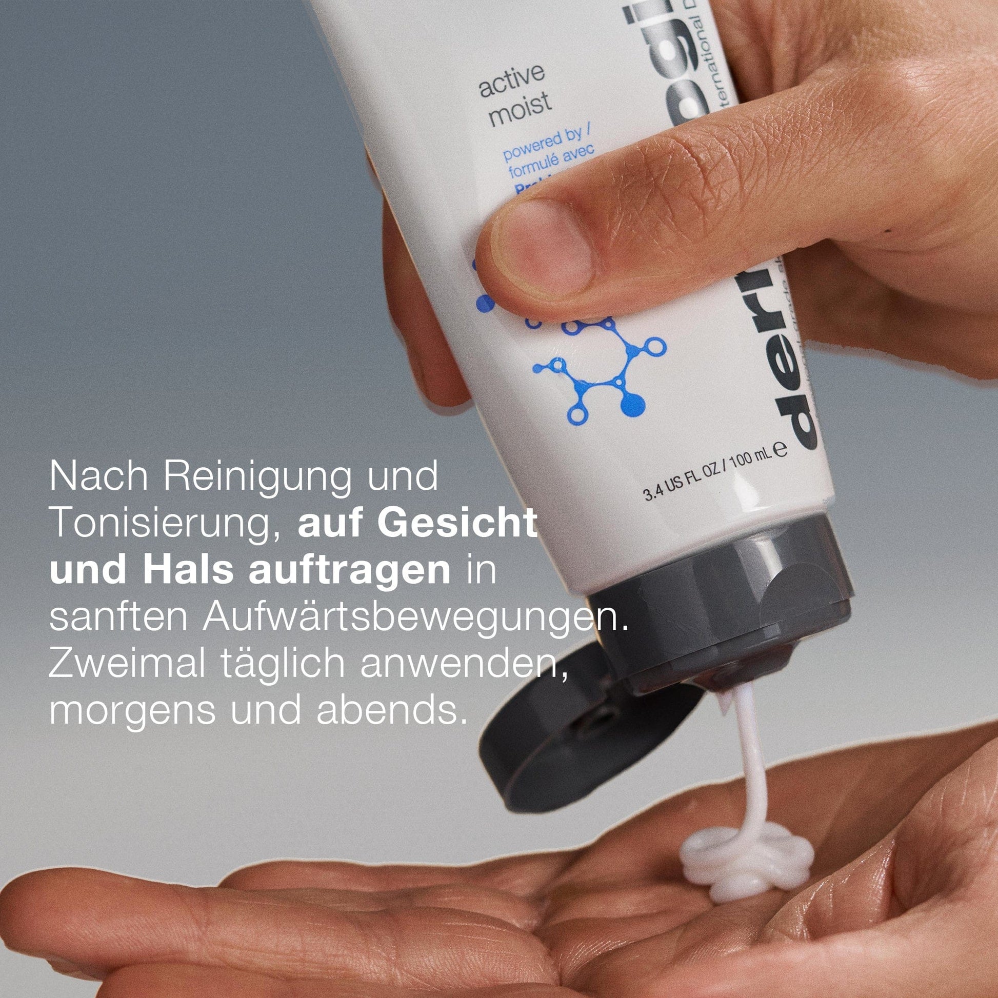 Eine Hand spendet weißes, ölfreies Active Moist aus einer Tube auf die Handfläche, mit deutscher Anleitung zum Auftragen dieser Feuchtigkeitscreme für Mischhaut auf Gesicht und Hals.