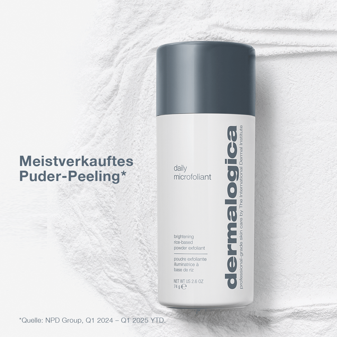 Ein Behälter des Daily Microfoliant steht aufrechter, heller Fläche - laut deutscher Aufschrift hilft dieses Bestseller-Enzympeeling, das Hautbild zu verfeinern.
