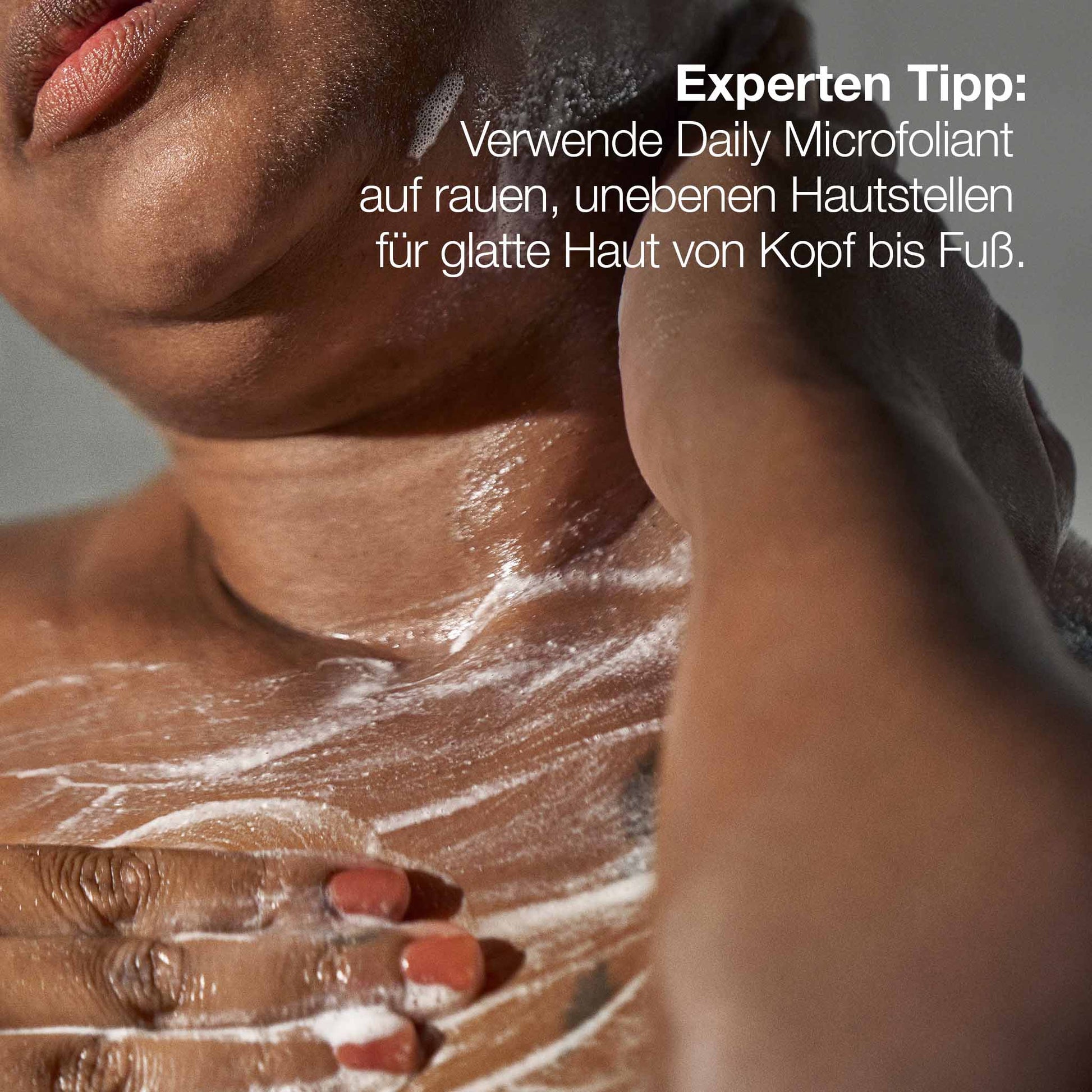 Eine Person trägt Daily Microfoliant auf ihre Schulter und Brust auf. Der deutsche Text gibt Expertentipps zur Anwendung von Daily Microfoliant für glatte Haut und einen strahlenden Teint von Kopf bis Fuß.
