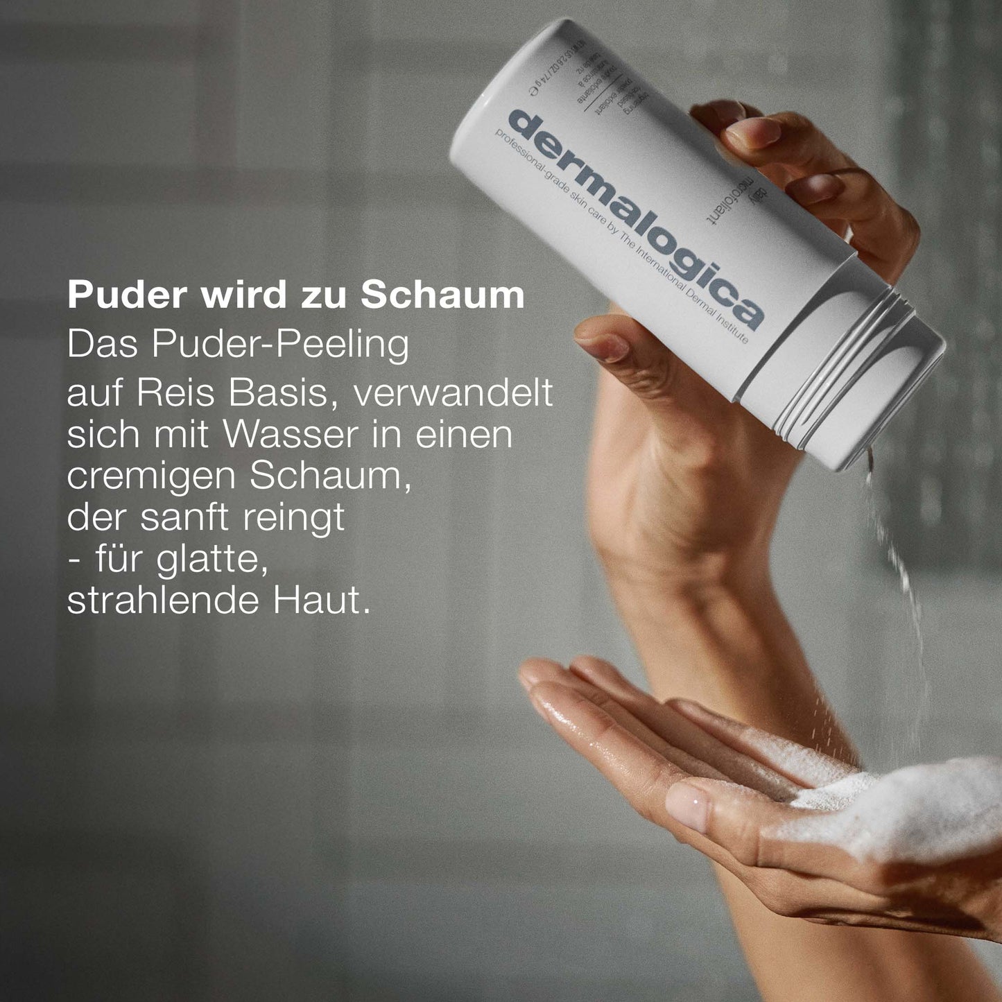 Eine Hand streut Daily Microfoliant Peeling-Puder von Dermalogica auf die andere, es schäumt. Das Enzympeeling verfeinert die Haut und sorgt für glatte Haut sowie einen strahlenden Teint.
