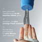 Eine Hand entnimmt etwas Daily Milkfoliant aus einem blauen Behälter; daneben liegt eine deutsche Schritt-für-Schritt-Anleitung - ideal für empfindliche Haut und sanfte Erneuerung.