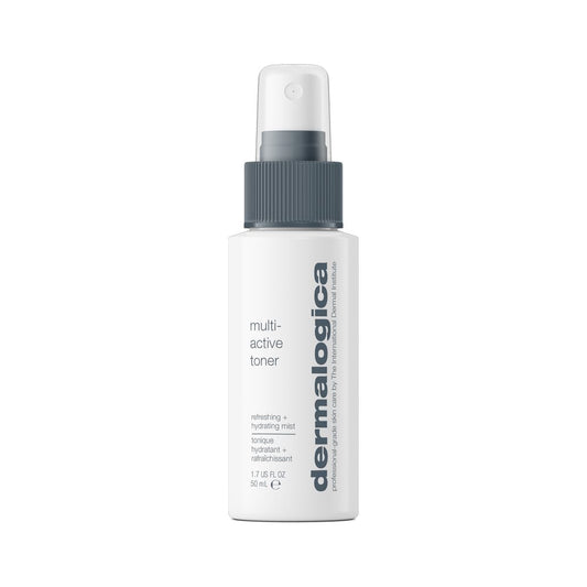Eine weiße 50-ml-Sprühflasche mit dem „Multi Active Toner“ und einem grauen Verschluss, versehen mit Produktangaben. Dieser vegane, tierversuchsfreie Toner ist unverzichtbar, um Ihre Haut mit Feuchtigkeit zu versorgen und ins Gleichgewicht zu bringen.