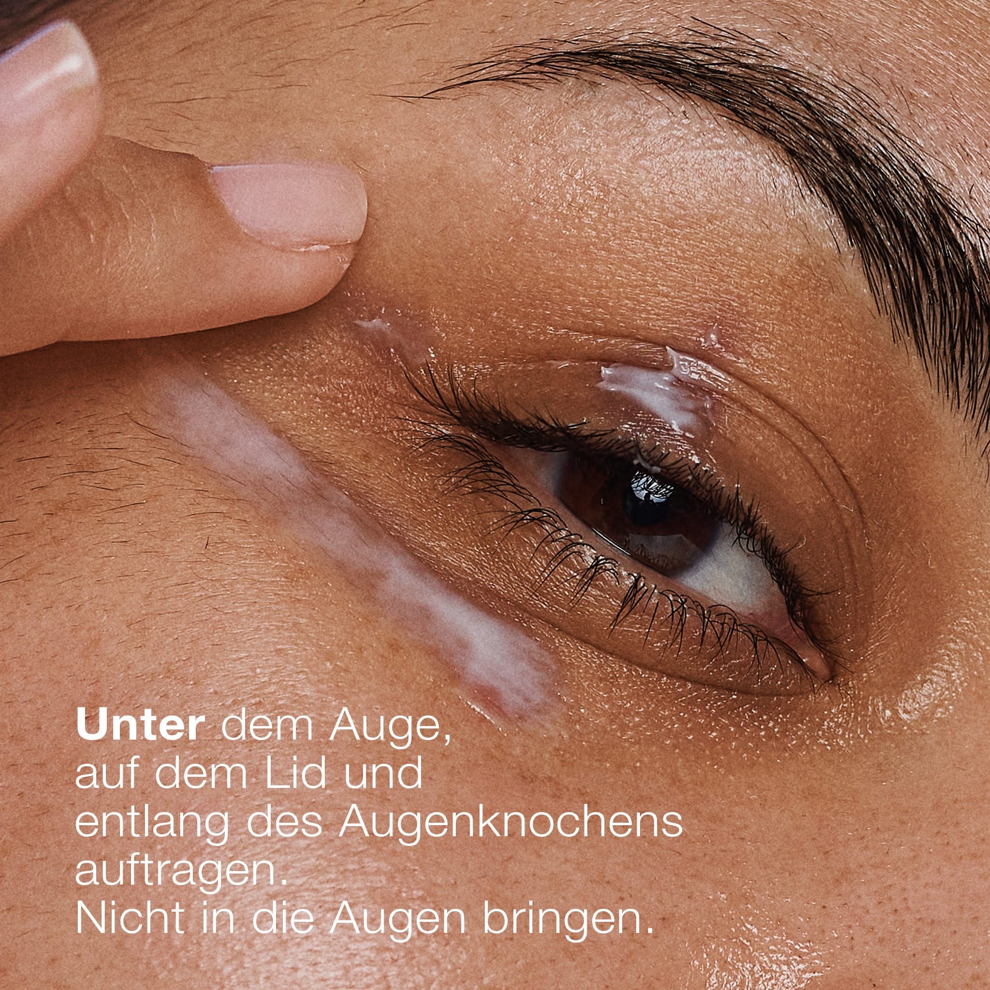 Eine Nahaufnahme zeigt die Phyto Nature Lifting Eye Cream, die unter dem Auge, auf dem Augenlid und entlang der Augenhöhle aufgetragen wird und für eine sichtbare Straffung sorgt. In der deutschen Gebrauchsanweisung wird darauf hingewiesen, den Kontakt mit den Augen zu vermeiden.