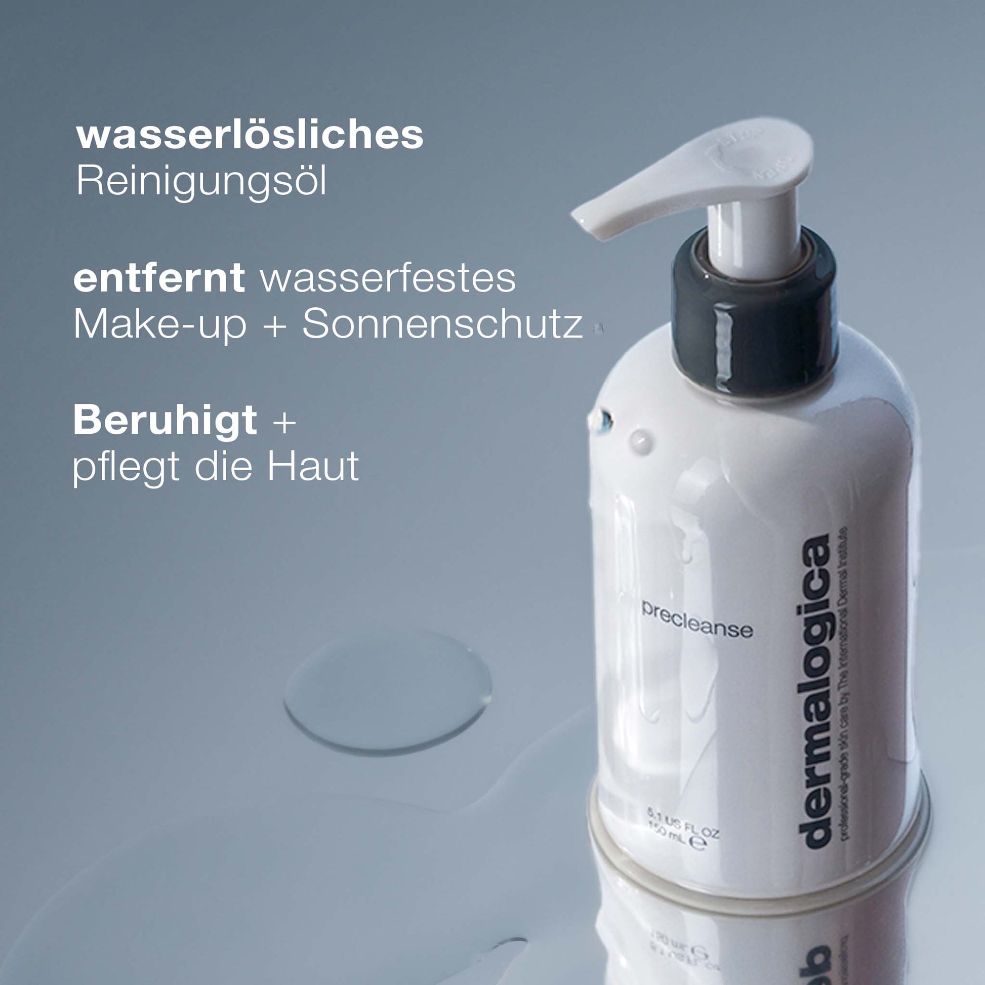 Eine Flasche PreCleanse, ein veganes, wasserlösliches Reinigungsöl und Make-Up Entferner, der mit deutscher Beschreibung für seine make-up-entfernenden und hautberuhigenden Eigenschaften geliefert wird.