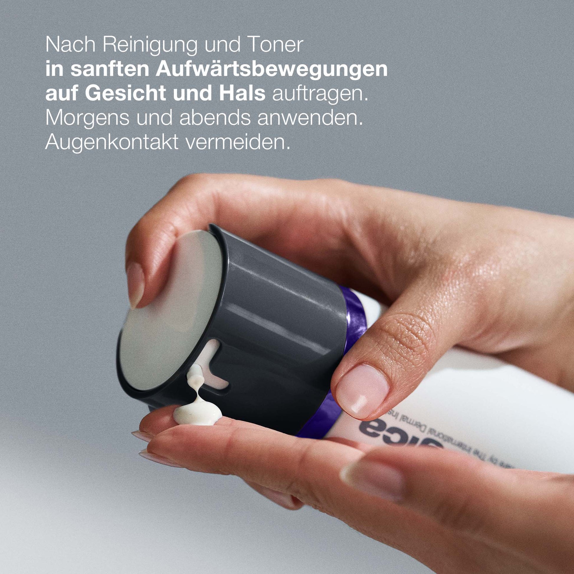 Eine Person trägt eine kleine Menge der Stabilisierenden Reparaturcreme auf ihre Fingerspitze auf. Im Hintergrund ist die deutsche Anleitung für die Anwendung im Gesicht und am Hals für empfindliche Haut zu sehen.