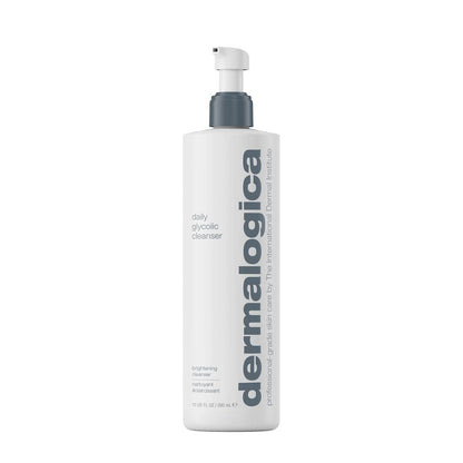 Der Daily Glycolic Cleanser steht als hohe weiße Flasche mit Pumpspender und grauer Schrift vor weißem Hintergrund - sanfte Reinigung mit Glykolsäure für strahlende, glatte Haut.
