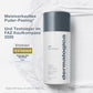 Eine Flasche Daily Microfoliant steht neben einer FAZ Kaufkompass 2026 Award-Plakette auf hellem, texturiertem Hintergrund - das perfekte enzymatische Peeling zur Verfeinerung Ihres Hautbildes.