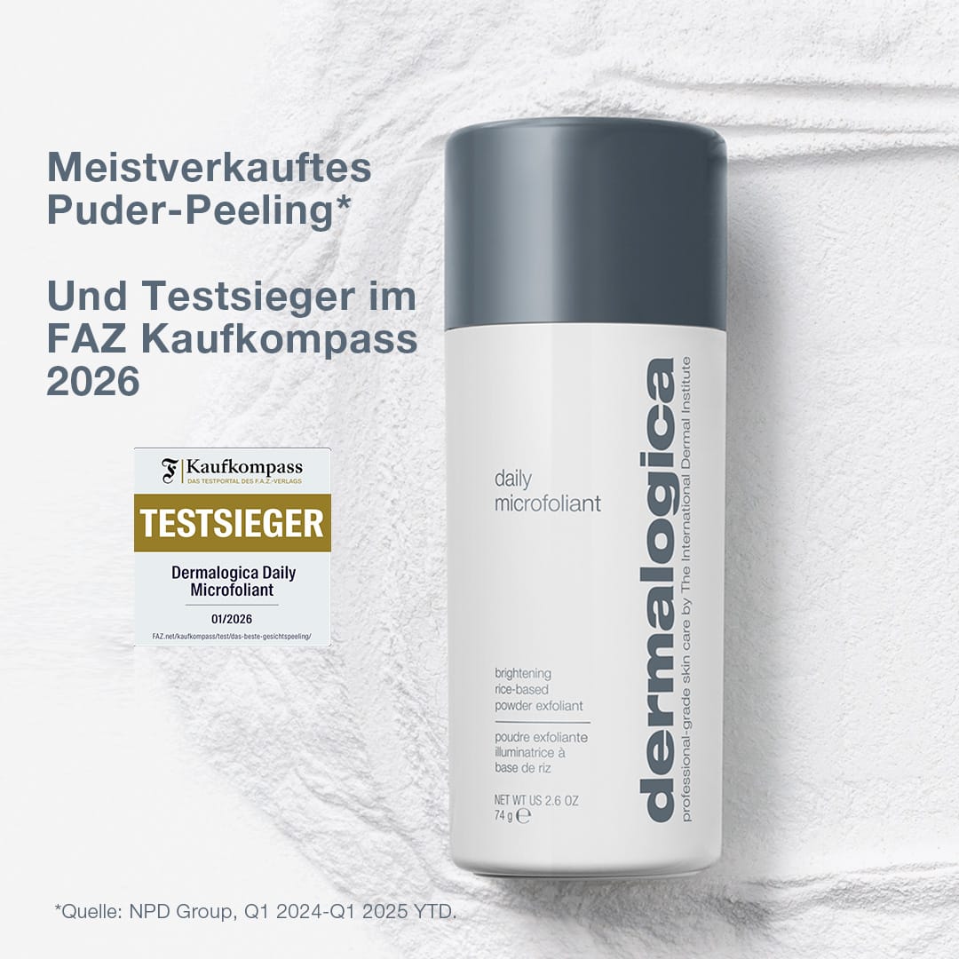 Eine Flasche Daily Microfoliant steht neben einer FAZ Kaufkompass 2026 Award-Plakette auf hellem, texturiertem Hintergrund - das perfekte enzymatische Peeling zur Verfeinerung Ihres Hautbildes.
