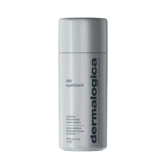 Ein silberner zylindrischer Behälter mit Dermalogica Daily Superfoliant, einem hauterneuernden Puderpeeling mit Binchotan-Holzkohle, mit dem Produktnamen und Einzelheiten auf dem Etikett.
