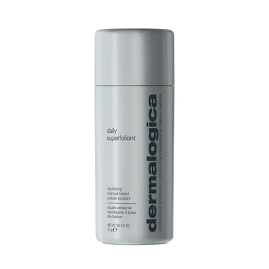 Ein silberner zylindrischer Behälter mit Dermalogica Daily Superfoliant, einem hauterneuernden Puderpeeling mit Binchotan-Holzkohle, mit dem Produktnamen und Einzelheiten auf dem Etikett.