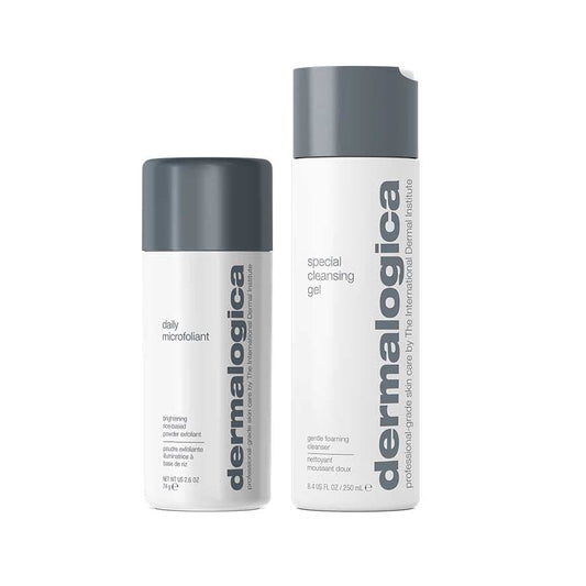 Zwei weiße Flaschen Dermalogica Daily Microfoliant + Special Cleansing Gel, jeweils mit grauem Verschluss und minimalistischen Etiketten.