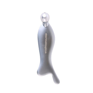 Ein silbernes „Zone Sculpt Tool“ von Dermalogica – kein Verkaufsartikel – mit einer facettierten, abgerundeten Spitze und einem geschwungenen, ergonomischen Griff ist isoliert auf weißem Hintergrund abgebildet.