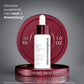 Eine 30 ml/1,0 oz-Flasche Dynamic Skin Strengthening Serum mit BioShield-Technologie zur Steigerung der Hautelastizität für jugendliche Vitalität steht elegant auf einem kastanienbraunen runden Sockel.