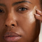 Die MultiVitamin Power Recovery Masque wird mit den Fingern auf die Wange aufgetragen, wobei der Schwerpunkt auf die Augenpartie gelegt wird, um die antioxidative Wirkung und die Verjüngung zu unterstützen.