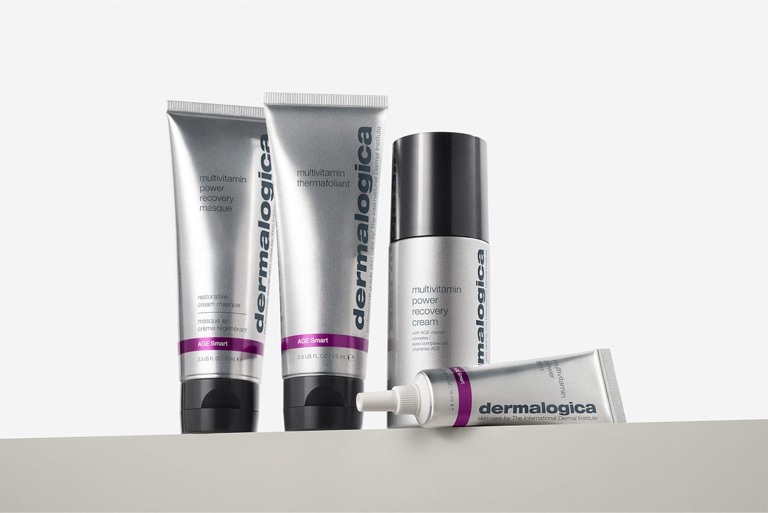 Dermalogica's MultiVitamin Thermafoliant, in einer schlanken Tube, wird auf einer weißen Fläche gezeigt - perfekt für Anti-Aging-Pflege und reife Haut, die Peeling mit Thermowirkung vor einem schlichten Hintergrund bietet.
