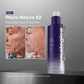 Nahaufnahme des Gesichts einer älteren Frau vor und nach einer zweiwöchigen Phyto Nature e² Exosom-Behandlung, die eine sichtbare Regeneration der Haut zeigt, mit Abbildung der Produktflasche.