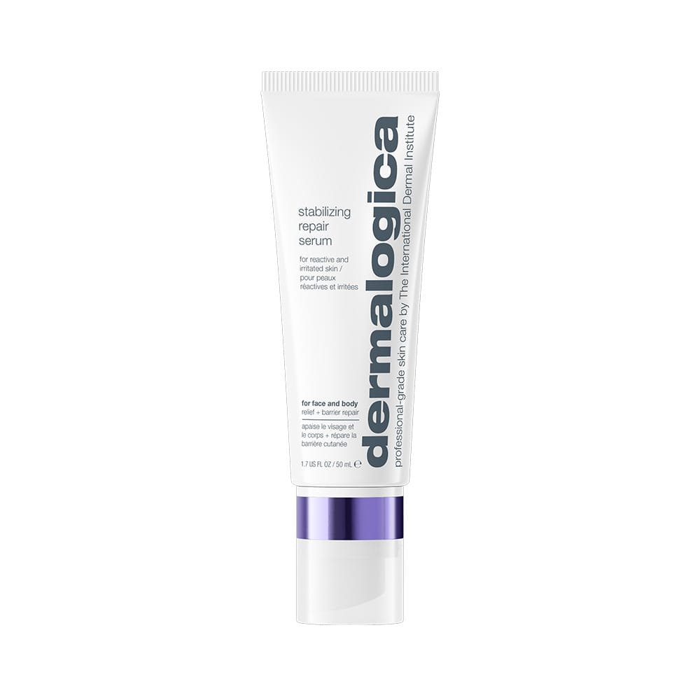 Eine weiße Tube „Stabilizing Repair Serum“ mit kolloidalem Hafermehl und einem violetten Verschluss, das zur Stärkung der Hautbarriere entwickelt wurde, steht aufrecht vor einem schlichten weißen Hintergrund.